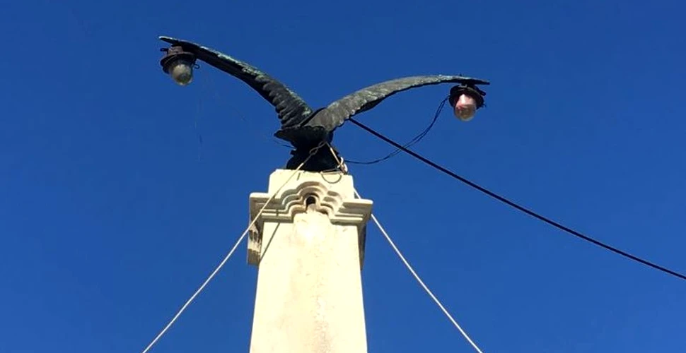 Un vultur monument cu becuri în cioc şi pe aripi, motiv de dispută între primar şi localnici – Galerie Foto