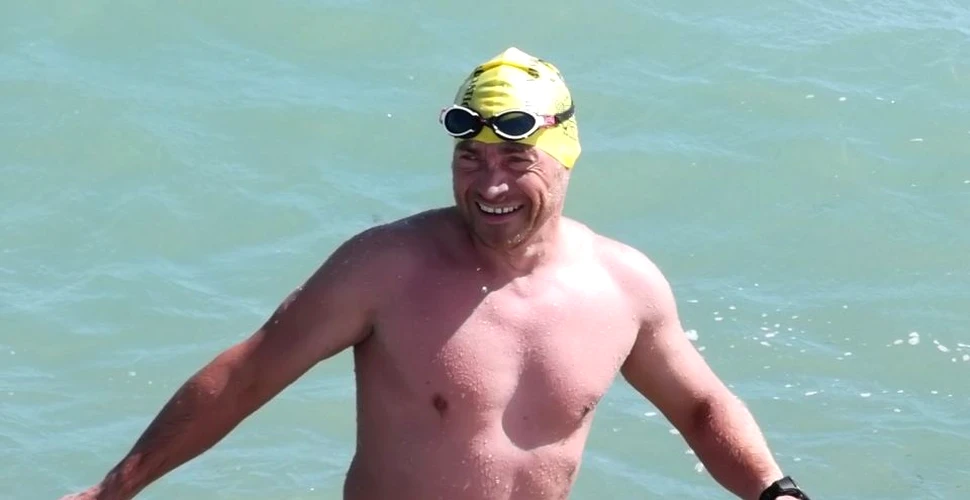 Un român a reuşit, ÎN PREMIERĂ, să traverseze înot Canalul Mânecii fără costum de neopren. În cât timp a reuşit să obţină această performanţă – VIDEO