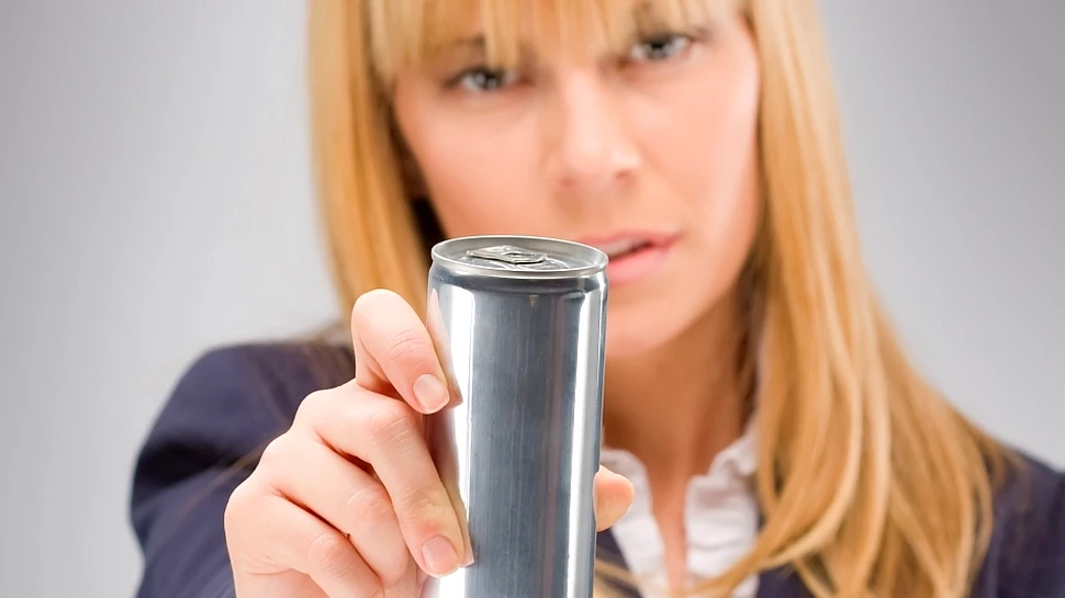 Băuturile energizante reprezintă o „baie în acid” pentru dinţi, avertizează cercetătorii