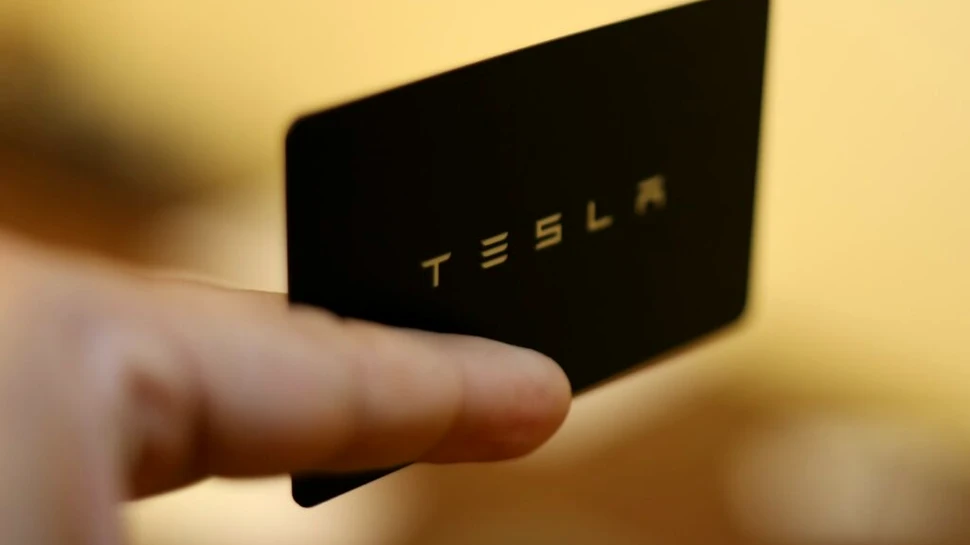 Un fan înfocat și-a implantat în mână cheia de la autoturismul Tesla