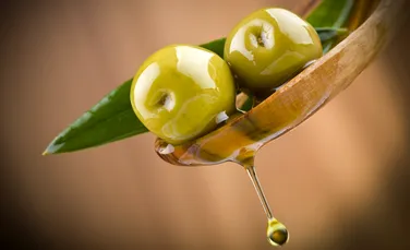 Patru linguriţe de ulei de măsline pe zi: ce efect remarcabil are acest aliment, chiar în cantităţi mici?