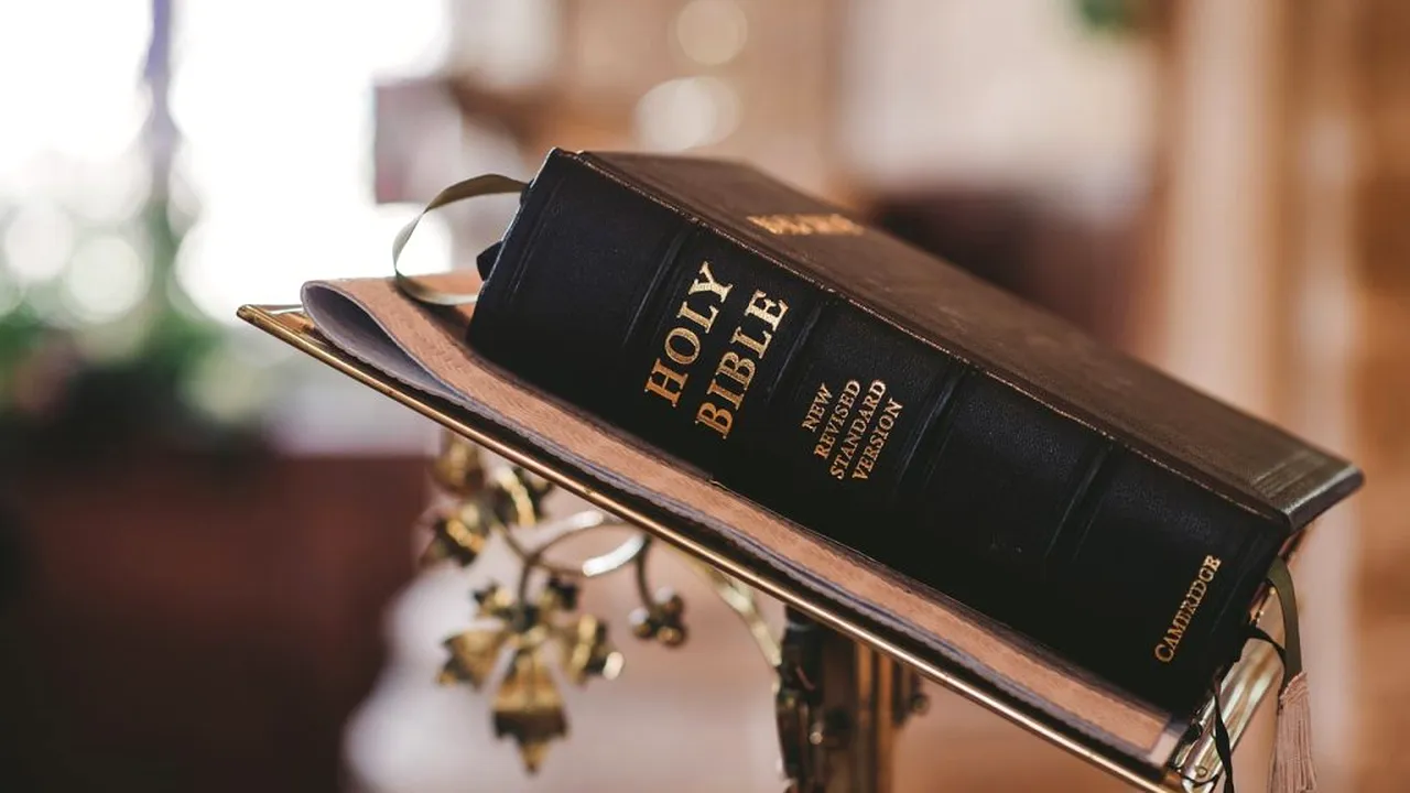 biserica-catolica-biblie-pixa_descopera 