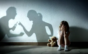 Tinerii martori la violență domestică, mai predispuși să devină la rândul lor victime. Iată cum îi putem ajuta!