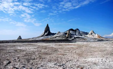 Lava unui vulcan din Tanzania este atât de rece încât oamenii cad în ea şi supravieţuiesc. I se spune Muntele lui Dumnezeu