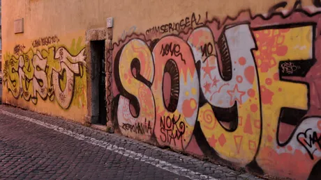 Un tânăr a devenit viral după ce a început să curețe voluntar graffiti-urile de pe clădirile istorice din Roma