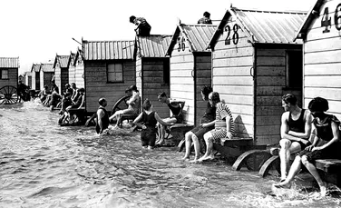 Cum înotau femeile din secolul XIX? Cele care nu ştiau să înoate erau legate cu frânghia de ”maşina de îmbăiere” – FOTO