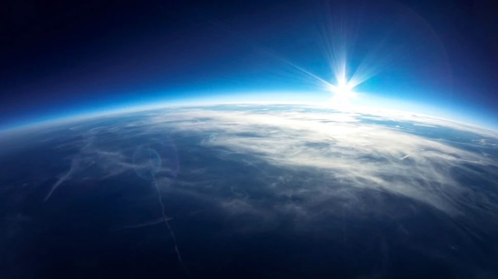 Imagini HD din spaţiu, surprinse de o cameră GoPro în cădere liberă către Terra – VIDEO