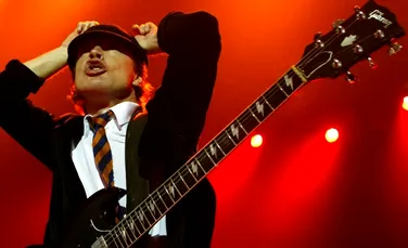 Angus Young, cel mai mișto școlar al rock-ului. Co-fondatorul megatrupei AC/DC
