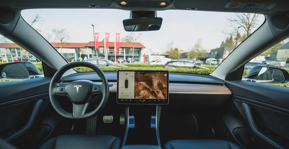 Un hacker susține că a preluat controlul asupra mai multor mașini Tesla din lume