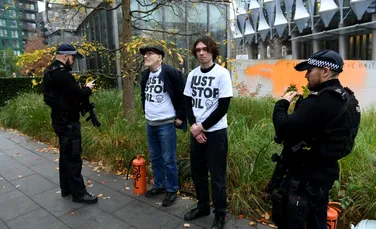 Activiștii Just Stop Oil au aruncat cu vopsea pe Ambasada SUA din Londra