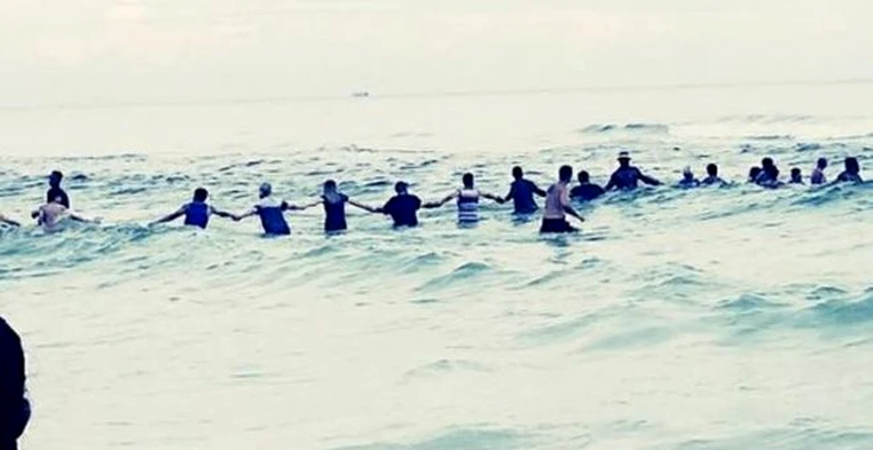 Lanţ uman format din 80 de persoane pentru  salvarea unei familii din apele Floridei-VIDEO