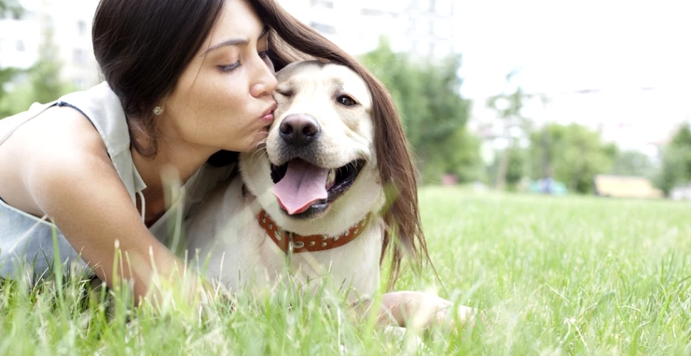 Oameni şi căţei: ce se întâmplă în creierul femeilor care-şi iubesc foarte mult câinii?