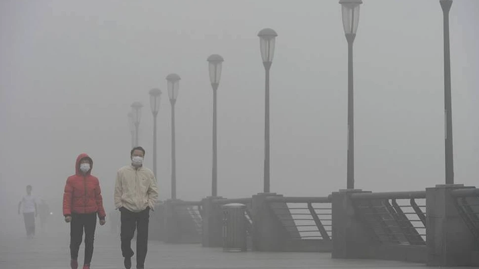 COD ROŞU de poluare în Beijing: chinezii CUMPĂRĂ sticle cu aer proaspăt, de 50 de ori mai scumpe decât apa – FOTO