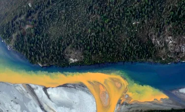 Fenomen observat din spațiu! Râurile din Alaska au devenit portocalii