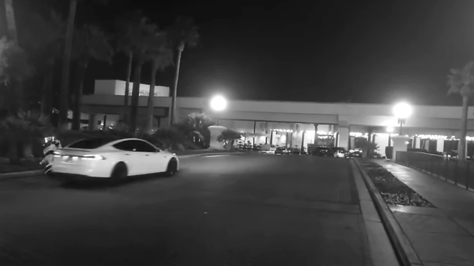 Accident ”mortal” între roboţi: o maşină Tesla autonomă a lovit un alt robot controlat de inteligenţă artificială – VIDEO