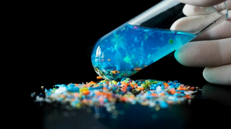 Un nou burete biodegradabil îndepărtează 99,9% dintre microplasticele din apă