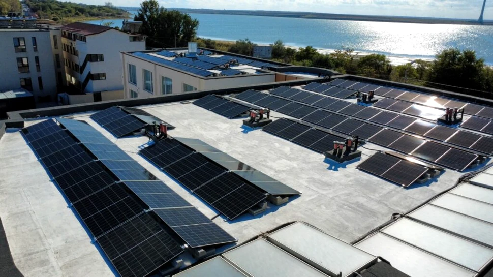 Sisteme fotovoltaice industriale: cum reduc companiile costurile cu energia electrică (P)