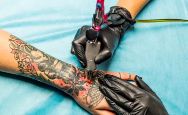 Ce se întâmplă după ce tatuajele ajung în piele? Riscurile la care ne expunem!