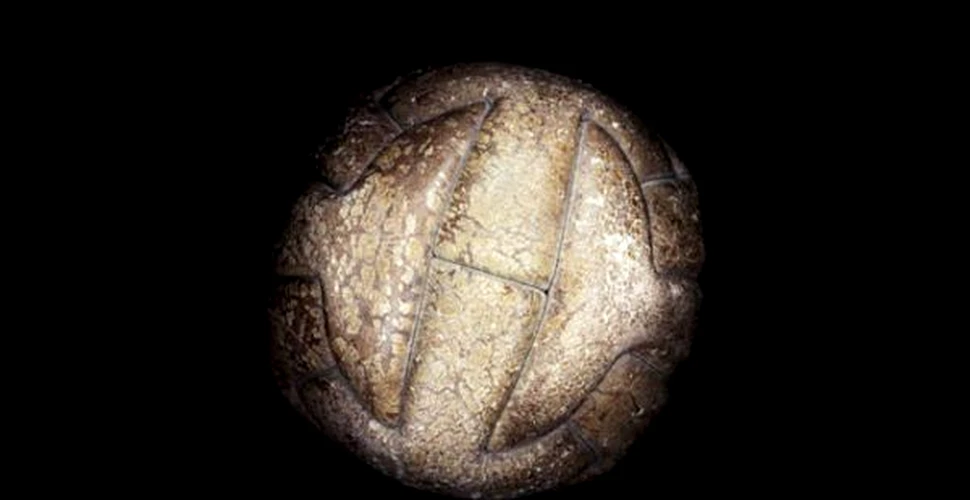 Evolutia unei mingi de fotbal in timp (FOTO)