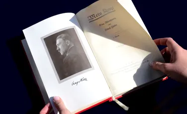 Un set de două volume ale primei ediţii a manifestului „Mein Kampf”, vândut pentru 43.750 de dolari