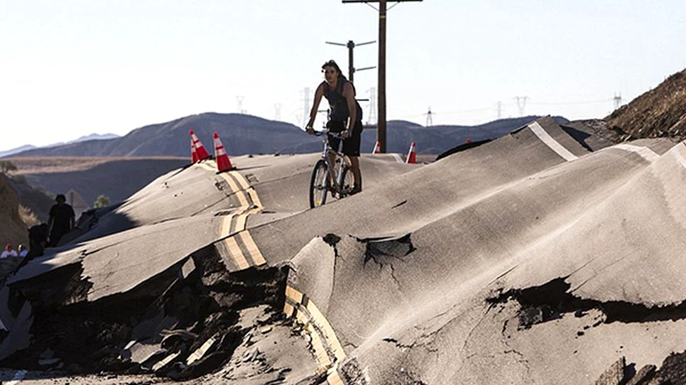FENOMEN CIUDAT: Un drum din California, devastat de cratere. Specialiştii nu au o explicaţie – FOTO, VIDEO