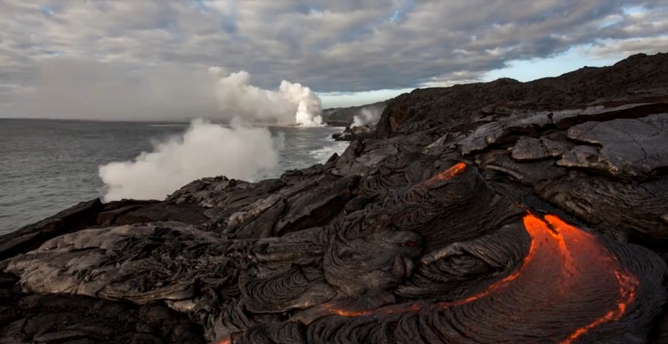 Cum bate inima unui vulcan: un timelapse fabulos surprinde scurgerea lavei în ocean (VIDEO)