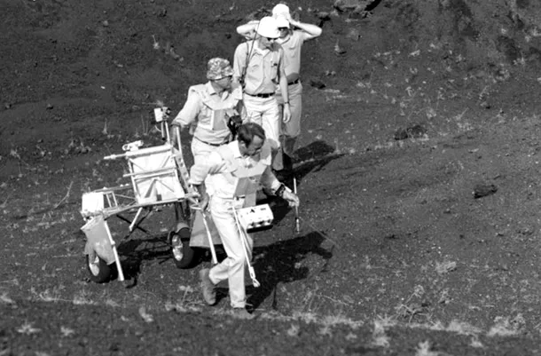 Astronauţii Alan Shepard, Edgar Mitchell şi Stuart Roosa, membri ai misiunii Apollo 14, cară transportorul modular de echipament (MET), poreclit „ricşa”.