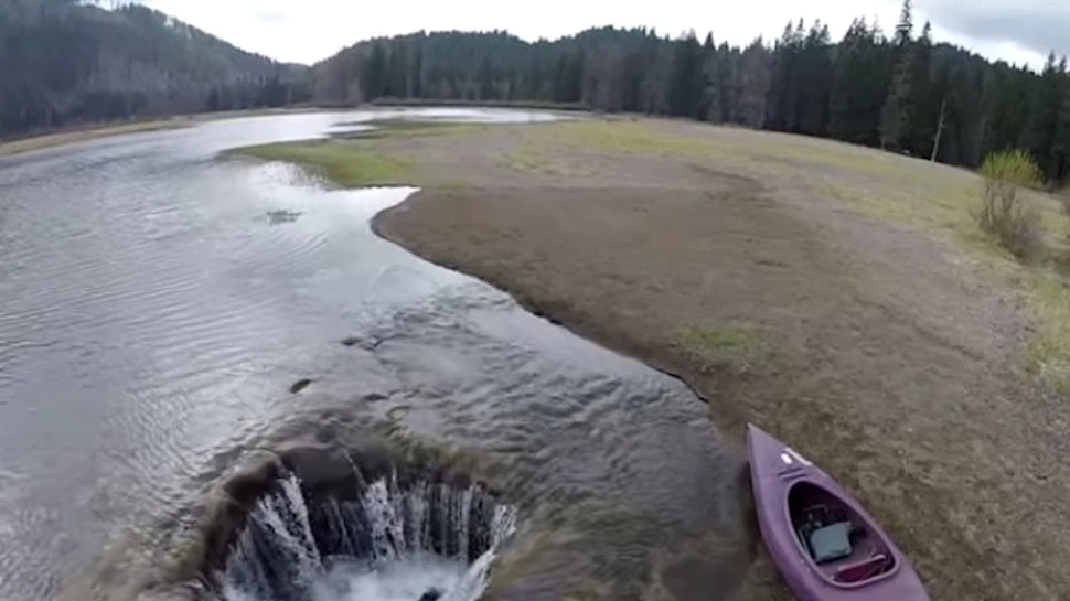 Toată apa din acest lac se scurge vara într-o groapă misterioasă. Cum este posibil acest fenomen foarte rar – VIDEO