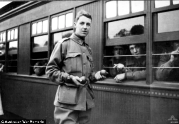 Thomas Baker în gară, înainte să plece pe front, în 1915