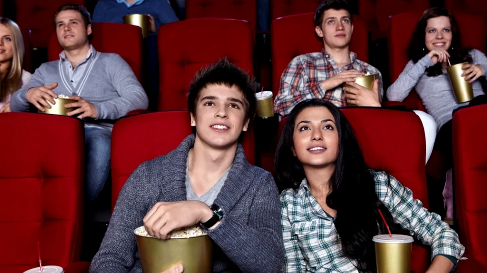 Câte linguriţe de zahăr conţine o pungă de floricele pe care o mănânci la cinema. Nutriţioniştii sunt revoltaţi