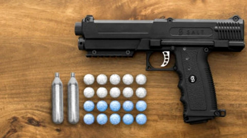 Americanii au inventat pistolul ”Salt” – te apără, dar nu omoară
