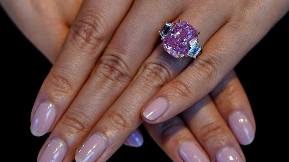 „Rozul Etern”, un diamant de 10,57 carate, vândut la licitație pentru o sumă record