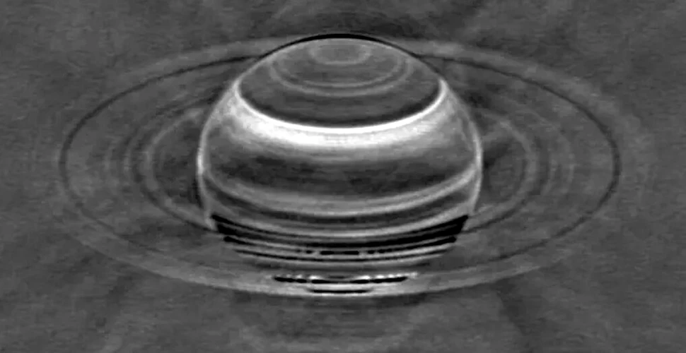„Marile pete albe” de pe Saturn produc semnale radio pe care oamenii de știință nu le pot explica