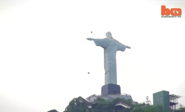 La un pas de tragedie. Ce s-a întâmplat cu tinerii care au zburat pe lângă statuia lui Iisus din Rio de Janeiro (VIDEO)
