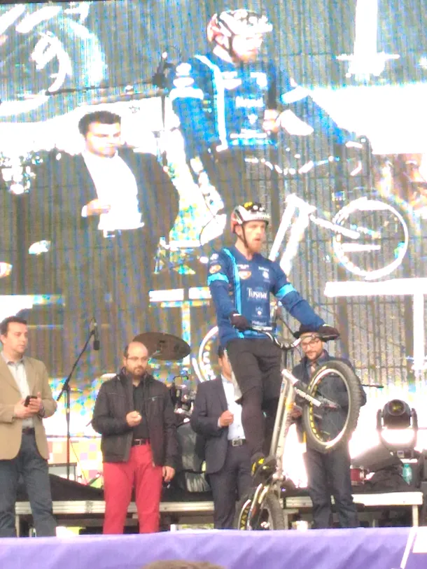 Cu 561 de sărituri pe o roată, ciclistul Orban Barra Gabor ar putea intra din nou în Guinness Book