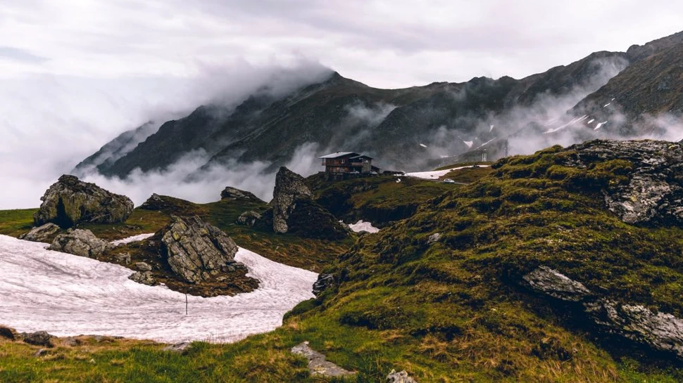 Probleme în construirea Hotelului de Gheaţă de la Bâlea Lac, un simbol al zonei
