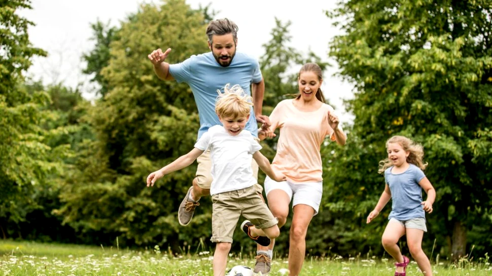 Joaca în aer liber ar putea preveni obezitatea la copii