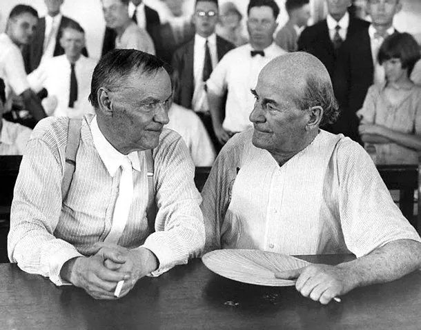 Avocatul Clarence Darrow (stânga) şi procurorul Willaim Jennings Bryan (dreapta), în timpul celebrului proces 