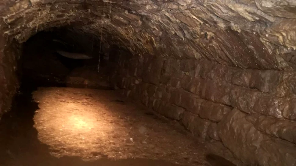 Tuneluri medievale secrete, descoperite sub o potecă în Țara Galilor