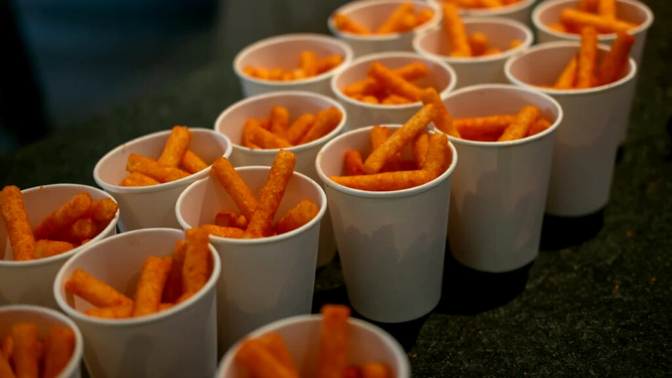 Studiu: Alimentele ultraprocesate ar putea explica numărul tot mai mare al cazurilor de cancer colorectal la adulții sub 50 de ani