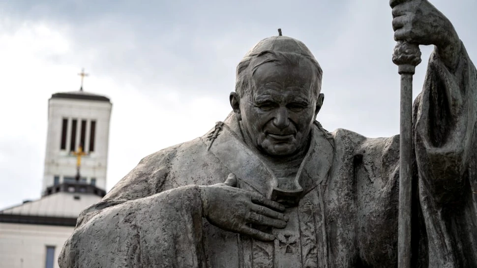 Se împlinesc 26 ani de la vizita celui mai îndrăgit Papă la Bucureşti. Momentul a fost unul istoric nu doar pentru România