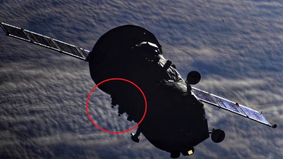 „Pasageri clandestini” în apropierea Stației Spațiale Internaționale? Iată imaginile surprinse de un cosmonaut