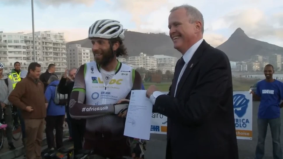 Un britanic a stabilit un nou record, făcând înconjurul lumii cu bicicleta