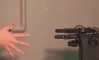 Japonezii au creat robotul care câştigă toate partidele de „piatră-foarfecă-hârtie” (VIDEO)