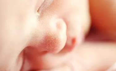 O fetiță de numai 11 luni din Marea Britanie a stat timp de 4 luni cu o baterie rotundă în gât