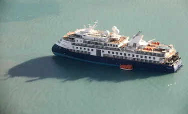 Nava de croazieră eșuată în Groenlanda, cu 200 de pasageri la bord, a fost readusă pe apă