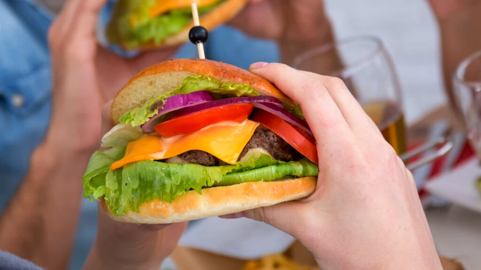 Câți burgeri ar trebui să mâncăm pe săptămână dacă vrem să salvăm planeta de la schimbările climatice?