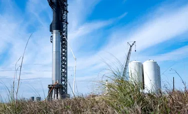 Cea mai mare rachetă asamblată vreodată aparține SpaceX. Un braț robotic gigant a montat-o