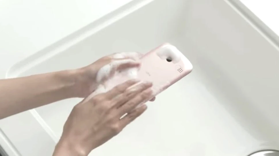 Smartphone-ul pe care îl poţi spăla în mod regulat cu apă şi săpun