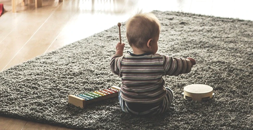 Principalele beneficii ale jucăriilor muzicale în primii ani de viață